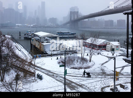 Frau treibt ein Kinderwagen in einem Schnee store NYC Fähre Bahnhof in Dumbo, Brooklyn New York City Stockfoto