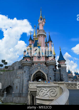 MARNE-la-Vallee, Frankreich - 31. Juli 2016 - Dornröschen Schloss in Disneyland Resort Paris. Stockfoto