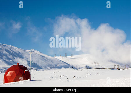 Vulkanische Landschaft im Winter. Rote Kuppel Struktur, Teil der Krafla geothermisches Kraftwerk in Island, Krafla ist Islands größtes Kraftwerk Stockfoto