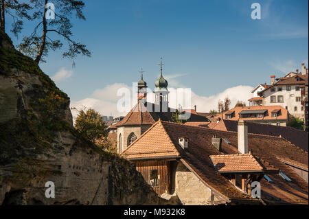 Blick über Dächer, Fribourg, Schweiz. Fribourg oder Freiburg ist eine der größten mittelalterlichen Städte in Uechtland mit über 200 einzigartigen gotischen Fassaden Stockfoto