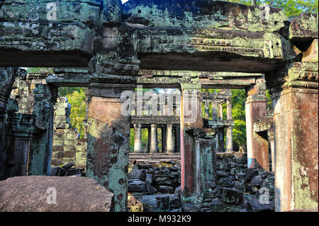 Preah Khan mit der Bedeutung "Das heilige Schwert "Angkor, Kambodscha. Ruinen & bröckelnden äußeren Wänden, Stützen und Pfeilern - Überreste einer vergangenen Ära Stockfoto