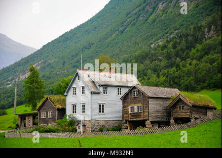 Traditionelle Holzhäuser mit grünen, begrünter Dächer in alten Dorf, Stryn, Norwegen Stockfoto