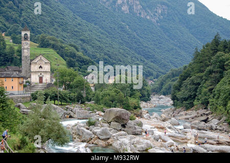 Touristen unter glatt polierte Felsen und Geröll in der Verzasca River (Fluss) - Lavertezzo, Val Verzasca, Schweiz Stockfoto