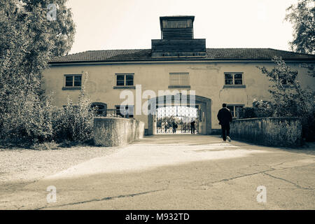 DACHAU DEUTSCHLAND - September 8, 2017; Touristen looing wie Gefangene konnten am Eingang Gebäude und Tore von Dachau Concertration Camp haben Stockfoto