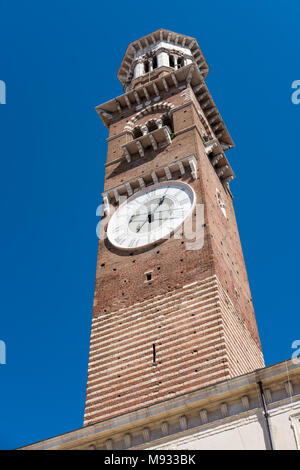 Torre Dei Lamberti, der Clock Tower in Piazza delle Erbe. Verona, Italien Stockfoto