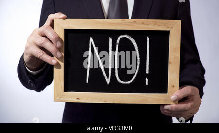 Keine mit Ausrufezeichen auf Tafel geschrieben, Business person Holding unterzeichnen Stockfoto