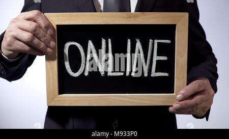 Online auf Tafel geschrieben, Geschäftsmann Holding unterzeichnen, Verbindung, Business Stockfoto