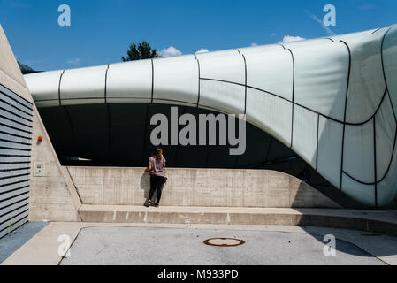 Innsbruck, Österreich - August 9, 2017: Seilbahnstation von Zaha Hadid Architects entworfen. Hungerburgbahn ist ein hybrid Standseilbahn Hun anschließen Stockfoto