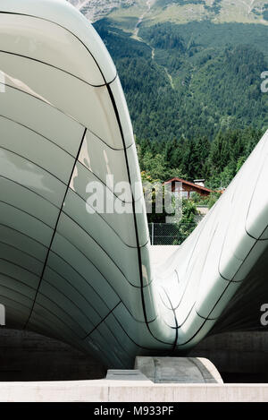 Innsbruck, Österreich - August 9, 2017: Seilbahnstation von Zaha Hadid Architects entworfen. Hungerburgbahn ist ein hybrid Standseilbahn Hun anschließen Stockfoto