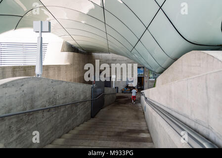 Innsbruck, Österreich - August 9, 2017: Seilbahnstation von Zaha Hadid Architects entworfen. Hungerburgbahn ist ein hybrid Standseilbahn Hun anschließen Stockfoto