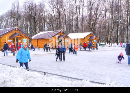 SMOLENSK, Russland - März 08.2018: Stadt Eislaufbahn für alle Beteiligte auf Lenin Platz im historischen Zentrum der Stadt Stockfoto