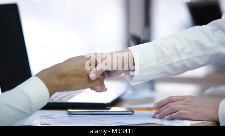 Vertreter der beiden Unternehmen die Hände schütteln und machen einen Deal, Vereinbarung Stockfoto