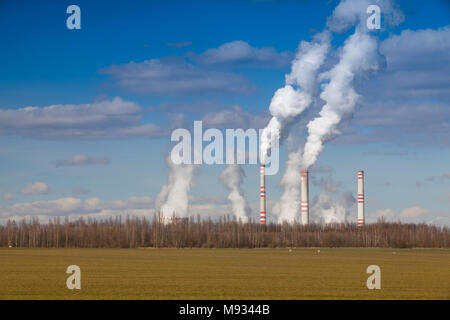 Ein Kohlekraftwerk im Frühjahr die landwirtschaftliche Landschaft. Pocerady, Tschechische Republik Stockfoto