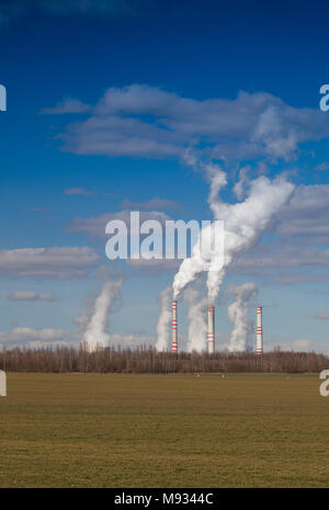 Ein Kohlekraftwerk im Frühjahr die landwirtschaftliche Landschaft. Pocerady, Tschechische Republik Stockfoto