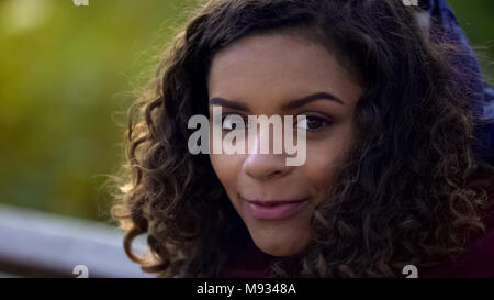 Schöne biracial Frau posiert für die Kamera und aufrichtig, Lächeln, Gesicht close-up Stockfoto