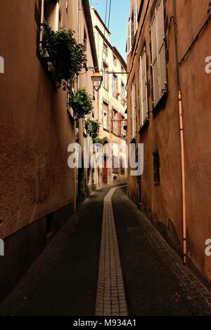 Eine mittelalterliche Straße in Clermont-Ferrand Puy-de-Dôme, Frankreich Stockfoto