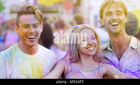 Aufgeregt Gesichter der schönen jungen Menschen in Farben bei festival Lachen abgedeckt Stockfoto