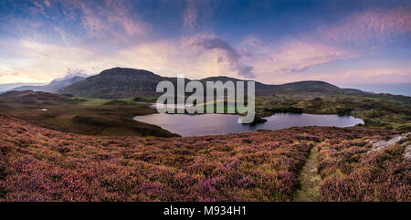 Atemberaubenden Sonnenaufgang Landschaft über Cregennen Seen mit Cadair Idris im Hintergrund, im Snowdonia Stockfoto