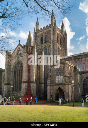 Weinende Fenster Anzeige der keramischen Mohnblumen Hereford Cathedral UK März 2018 Stockfoto