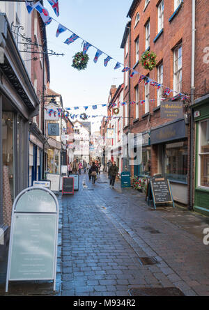 Männliche und weibliche Käufer ihren Weg entlang der Church Street Hereford GROSSBRITANNIEN. März 2018 Stockfoto