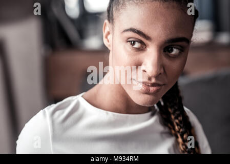 Schöne junge Frau, die auf der Suche zur Seite Stockfoto