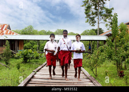 Kinder in ihren Uniformen - Asmat, Papua, Indonesien Stockfoto