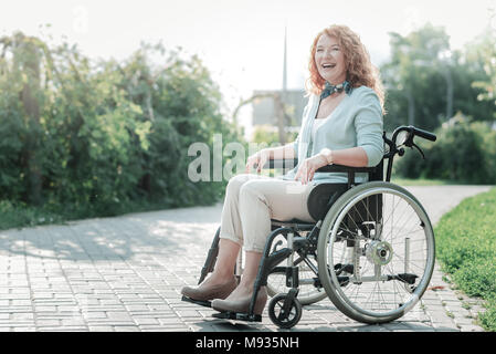 Positiv erfreut, rothaarige Frau, die ihr Leben genießen. Stockfoto