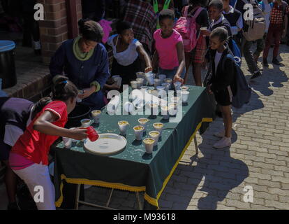 Johannesburg, Südafrika - Unbekannter unterprivilegierten Schule erhalten die Kinder essen Handouts für eine Suppenküche an ihrer Schule in der Stadt Bild in Stockfoto