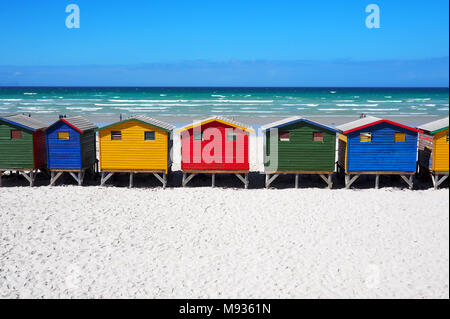 Reihe der farbigen Strandhütten Stockfoto