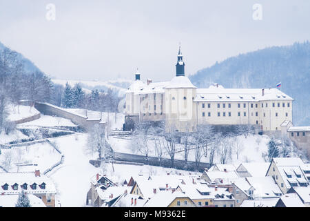 Skofja Loka Burg und Altstadt mit frischem Schnee bedeckt. Stockfoto