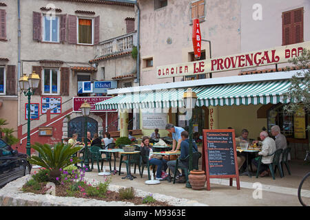 Streetcafe in der Altstadt von La Turbie, Süd Frankreich, Var, Provence, Côte d'Azur, Frankreich, Europa Stockfoto