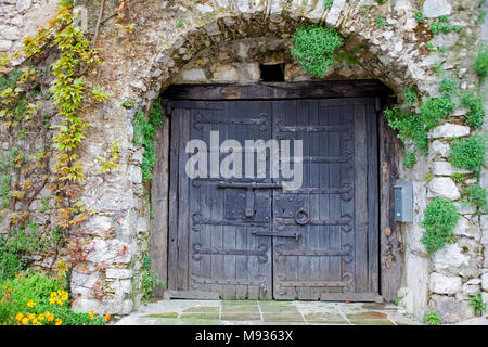 Alte mittelalterliche Holztür mit schmiedeeisernen Mounts, Altstadt von Dorf La Turbie, Süd Frankreich, Var, Provence, Côte d'Azur, Frankreich, Europa Stockfoto