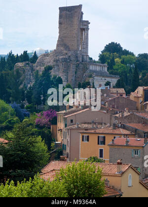 Das Dorf La Turbie mit Wahrzeichen "Trophée des Alpes eine römische Denkmal, Süd Frankreich, Var, Côte d'Azur, Frankreich, Europa Stockfoto