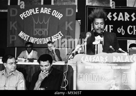 World Heavyweight Titel Kampf zwischen Herausforderer Muhammad Ali und WBC Champion Larry Holmes im Caesars Palace in Las Vegas, Nevada. (Bild zeigt) Muhammad Ali (Gähnen) an einem Kampf Pressekonferenz für seine bevorstehenden Kampf mit Larry Holmes. Promoter Don King ist Wandern auf dem Mikrofon, wie üblich. 29. September 1980 Stockfoto