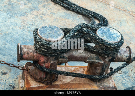 Seil um einen Poller am Kai auf den Hafen Stockfoto