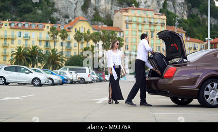 Chauffeur das Gepäck im Kofferraum, Elite Auto Service für Geschäftsleute Stockfoto