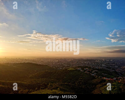 Blick von oben auf die Stadt Belo Horizonte und seine Hügel, Täler, und Gebäude bei Sonnenuntergang in den Bergen des Curral Stockfoto