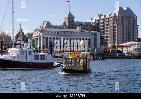 Ein Wasser Taxi vor der Canadian Pacific Steamship Terminal in den Inneren Hafen in Victoria, British Columbia, Kanada. Stockfoto