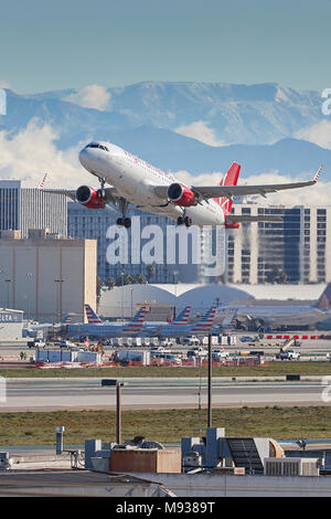 Virgin America Airbus A320 Flugzeug, vom internationalen Flughafen Los Angeles, LAX, die schneebedeckten San Gabriel Berge dahinter. Stockfoto