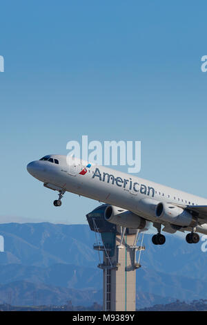 American Airlines Airbus A321 Airliner, vom internationalen Flughafen Los Angeles, LAX, der Tower und San Gabriel Berge dahinter. Stockfoto
