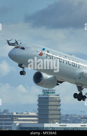 American Airlines Boeing 787-900 Dreamliner vom LAX, Los Angeles Flughafen, US Marine Corps V-22 Osprey Begleitung Präsident Trump hinter sich. Stockfoto