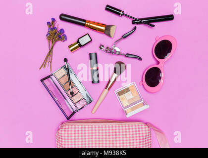 Professionelle dekorative Kosmetik, Make-up-Tools und Zubehör auf rosa Hintergrund. Beauty, Fashion, Party und Shopping Konzept. flach c Stockfoto