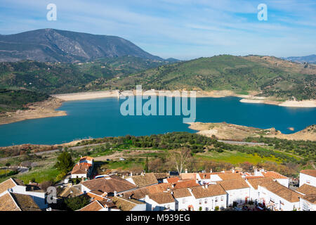 Ansicht des Zahara-El Gastor Behälter (Embalse de Zahara de los Atunes El Gastor). Zahara de la Sierra, Spanien Stockfoto