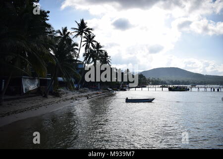 Strand von Bophut auf der Insel Koh Samui in Thailand mit vielen Palmen entlang der Wasser- und geschmückten Boote und badestege an einem bewölkten Himmel. Stockfoto