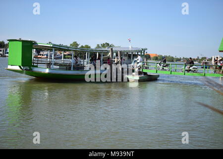 3 Scooter boarding auf einem örtlichen öffentlichen Verkehr Boot auf dem Mae Klong River in der Nähe der schwimmenden Markt Amphawa in Thailand. Stockfoto