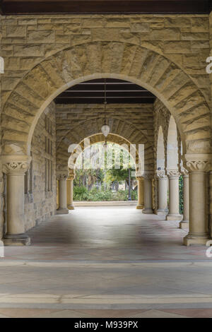 Stanford, Kalifornien - 19. März 2018: Außen Kolonnade Flur der Standord Universität Campus Gebäude Stockfoto