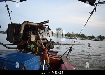 Im Fokus geschossen von einem lokalen Thai Boot Motor im Leerlauf mit der Mae Klong River im Hintergrund weiter zum schwimmenden Markt Amphawa über eine Bootstour. Stockfoto