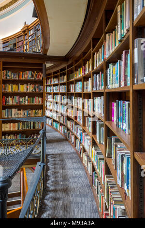 Obere Galerie im Picton Lesesaal, Bibliothek, von Cornelius Sherlock, 1879. St. George's Quarter, Liverpool, England, UK Stockfoto
