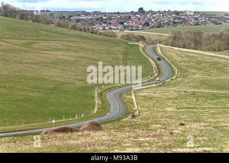 Ansicht der Wicklung Birling Gap land Straße in Richtung Osten Dekan, Eastbourne East Sussex England UK suchen Stockfoto