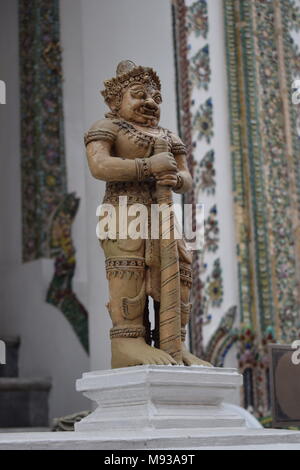 Im Fokus kleine Elfenbeinfarben Statue vor dem Großen Palast in Bangkok, Thailand. Stockfoto